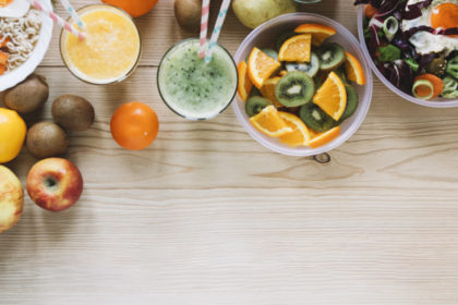 smoothie-i-owoce-w-pobliżu-zdrowych-potraw_23-2147778326